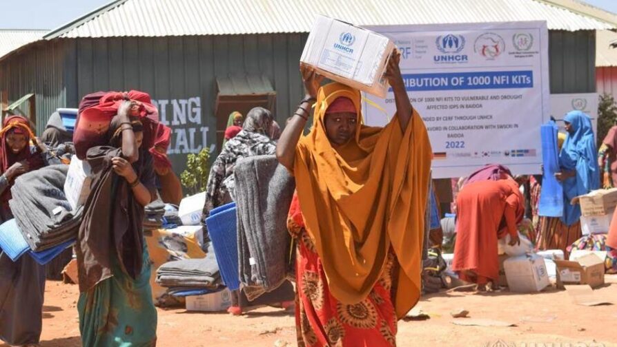 April 2022. Somalia. UNHCR distribuerer nødhjælpsforsyninger til internt fordrevne ramt af tørken i Baidoa.