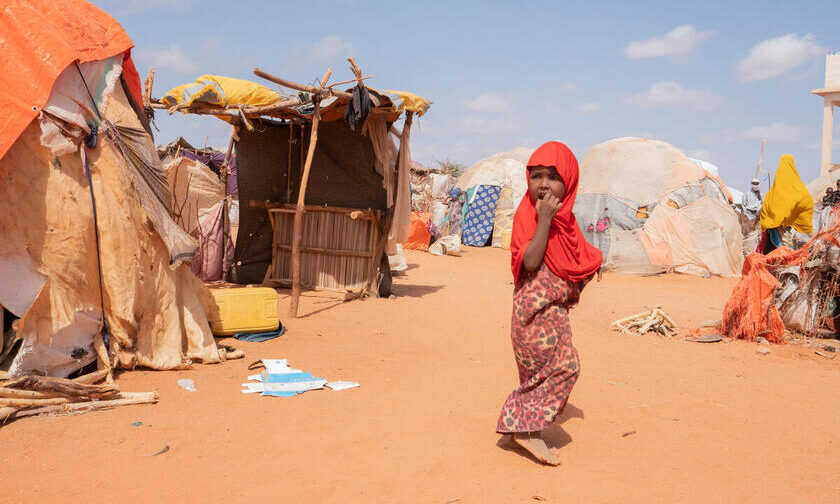 Tørke i Somalia, 2022 Somalia oplever den værste tørke i 40 år. Børn og voksne er blevet tvunget til at flygte fra deres hjem for at finde mad, rent drikkevand og husly i andre områder i landet, som her i Kabasa-lejren i Dollow, Somalia. © UNHCR/Nabil Narch