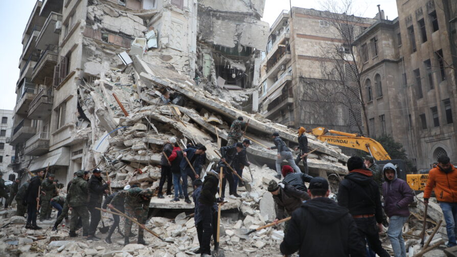 Folk leder efter overlevende under murbrokkerne ved en sammenstyrtet bygning i Al-Aziziyeh-kvarteret i Aleppo i Syrien efter, at to kraftige jordskælv ramte regionen den 6. februar. © UNHCR/Hameed Maarouf