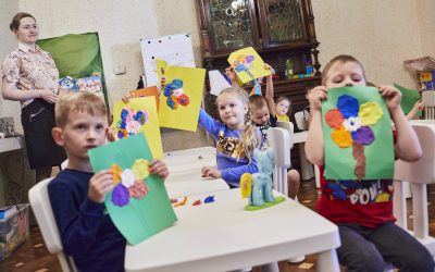 Pārtraukums izglītības apguvē: gandrīz puse skolas vecuma bēgļu bērnu no Ukrainas nesaņem formālo izglītību 