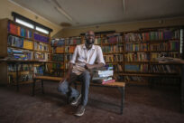 Tidligere flygtning vinder den globale Nansen-pris:  har delt 100.000 bøger ud til flygtningebørn i Kenya