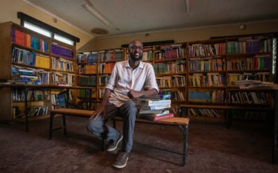 Tidligere flygtning vinder den globale Nansen-pris:  har delt 100.000 bøger ud til flygtningebørn i Kenya