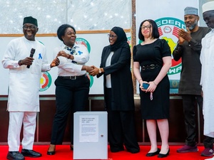 Representatives of Baze University present the Time Capsule to the Honourable Federal Commissioner of the National Commission for Refugees, Migrants and Internally Displaced Persons and UNHCR’s Deputy Representative in Nigeria.