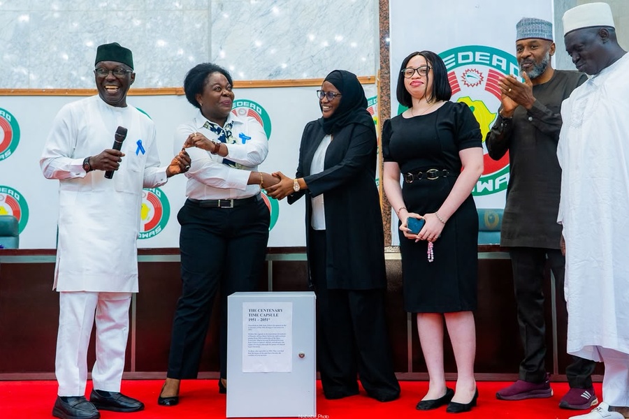 Representatives of Baze University present the Time Capsule to the Honourable Federal Commissioner of the National Commission for Refugees, Migrants and Internally Displaced Persons and UNHCR’s Deputy Representative in Nigeria.