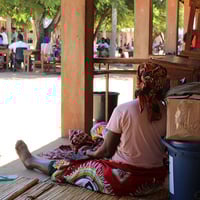 Een vrouw die door de recente overstromingen ontheemd is geraakt, vindt onderdak in een school in Xai-Xai, in de provincie Gaza in Mozambique.