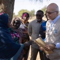 Barham Salih, Hoge Commissaris van de VN voor Vluchtelingen, ontmoet Soedanese vluchtelingen en leden van de lokale gemeenschap die samen gewassen verbouwen en verkopen op een groentetuin in Farchana, Tsjaad.