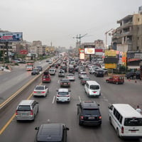 Op 17 april, de dag waarop een staakt-het-vuren was afgekondigd, rijden voertuigen vanuit de Zuid-Libanese stad Sidon in zuidelijke richting.