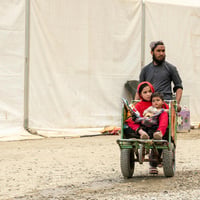 Hadigul draagt zijn jongere zusjes, Sabria en Freshta, terwijl ze samen reizen nadat ze onlangs naar Afghanistan zijn teruggekeerd. Ondanks de ontberingen die ze hebben doorstaan, toont het hechte gezin veerkracht en kracht terwijl ze verdergaan.