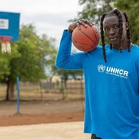 UNHCR-goodwillambassadeur Wenyen Gabriel, een professioneel basketbalspeler en voormalig vluchteling uit Zuid-Soedan, tijdens zijn bezoek aan Maban County, Zuid-Soedan.