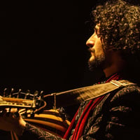 Nawras Altaky performing with an ud