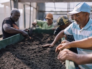 Vluchtelingenvrijwilligers werken aan een agro-ecologisch project in een duurzaamheidscentrum in Boa Vista, in de staat Roraima, Brazilië.