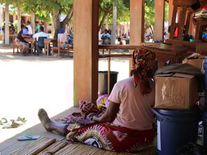 Een vrouw die door de recente overstromingen ontheemd is geraakt, vindt onderdak in een school in Xai-Xai, in de provincie Gaza in Mozambique.