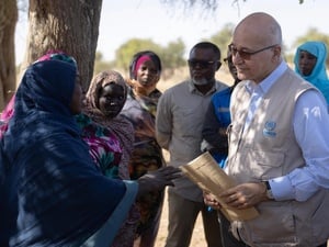 Barham Salih, Hoge Commissaris van de VN voor Vluchtelingen, ontmoet Soedanese vluchtelingen en leden van de lokale gemeenschap die samen gewassen verbouwen en verkopen op een groentetuin in Farchana, Tsjaad.