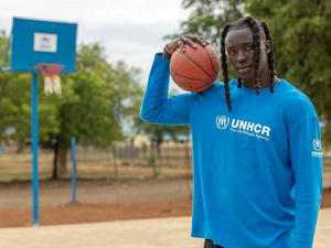 UNHCR-goodwillambassadeur Wenyen Gabriel, een professioneel basketbalspeler en voormalig vluchteling uit Zuid-Soedan, tijdens zijn bezoek aan Maban County, Zuid-Soedan.