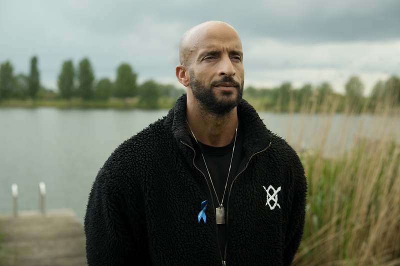 Walid Benmbarek draagt het blauwe solidariteitslintje