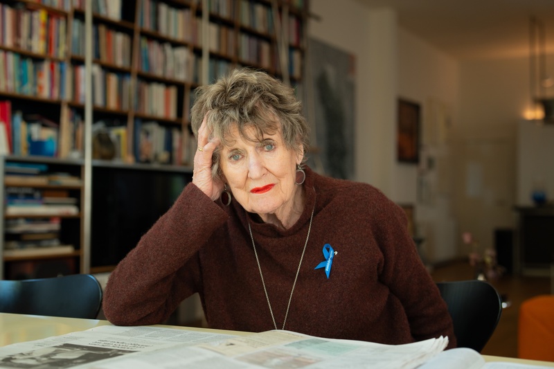 Hedy d'Ancona draagt het solidariteitslintje