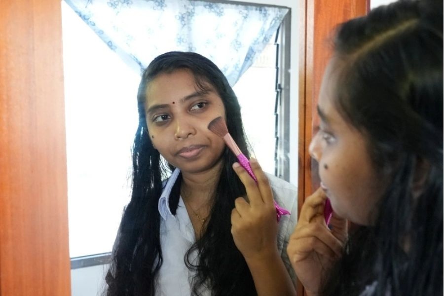 Inakka oefent haar make-up vaardigheden voordat ze naar de universiteit gaat.