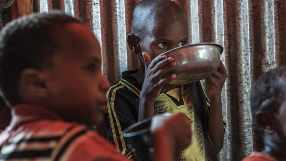 Somalische vluchtelingenkinderen eten in hun opvang, een school van World Vision die wordt gebruikt als tijdelijke opvang in Bur Amino, Ethiopië. © UNHCR/Eduardo Soteras Jalil