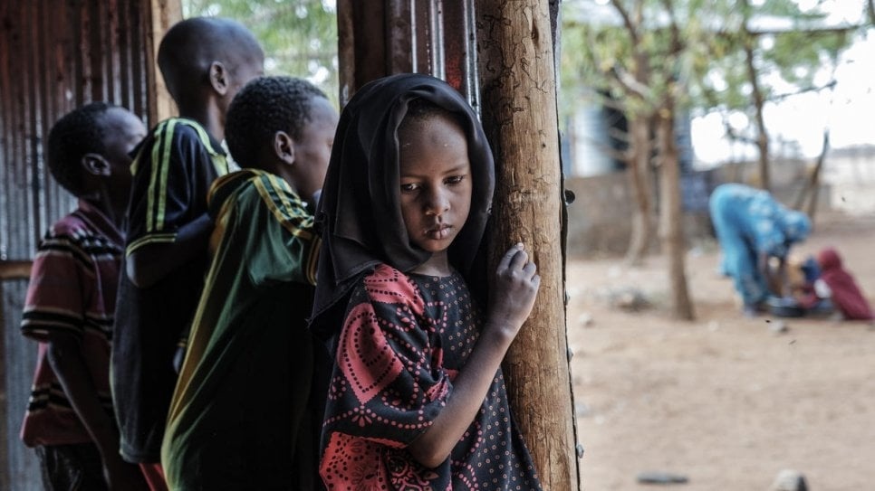 Een Somalisch vluchtelingenmeisje staat naast haar broers op een school van World Vision die wordt gebruikt als tijdelijke opvang in Bur Amino, Ethiopië. © UNHCR/Eduardo Soteras Jalil