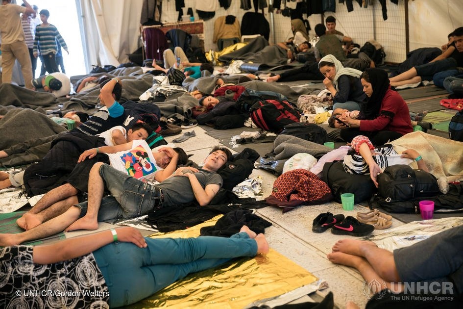 Asielzoekers worden geconfronteerd met gevaarlijk overvolle omstandigheden in Moria. © UNHCR/Gordon Welters