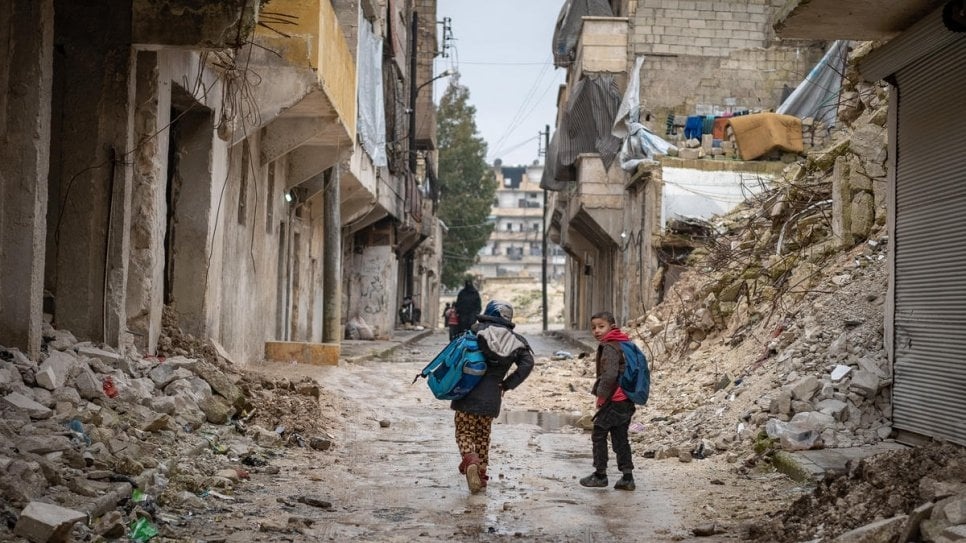 Burgers die door het conflict in Syrië zijn ontheemd, doorzoeken de ruïnes van hun huizen nadat ze zijn teruggekeerd naar de noordelijke stad Aleppo. © UNHCR / Antwan Chnkdji