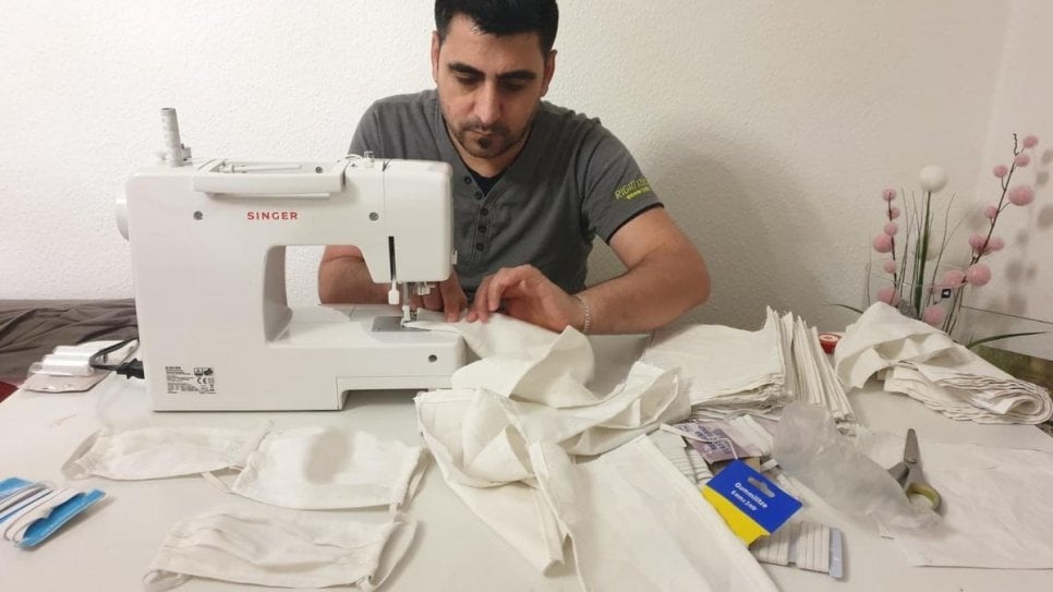 Rashid Ibrahim, een kleermaker uit Syrië, woont nu in Seddiner See bij Potsdam, Duitsland, naait gezichtsmaskers om zijn lokale gemeenschap te ondersteunen in de strijd tegen het Corona-virus © UNHCR/Fatima Ibrahim