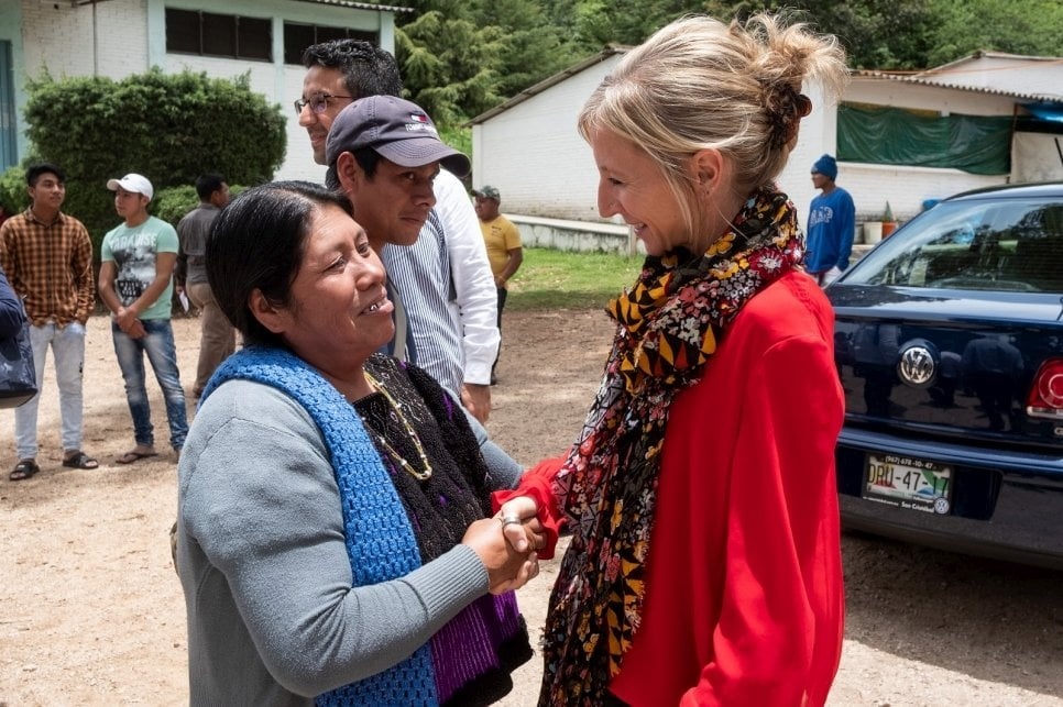 Alexandra Bilak (rechts), IDMC-directeur, begroet een ontheemde vrouw in een kamp in Chiapas, Mexico, in 2019. © Mauricio Palos / IDMC