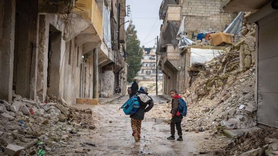Burgers die door het conflict in Syrië zijn ontheemd, doorzoeken de ruïnes van hun huizen nadat ze zijn teruggekeerd naar de noordelijke stad Aleppo. © UNHCR / Antwan Chnkdji