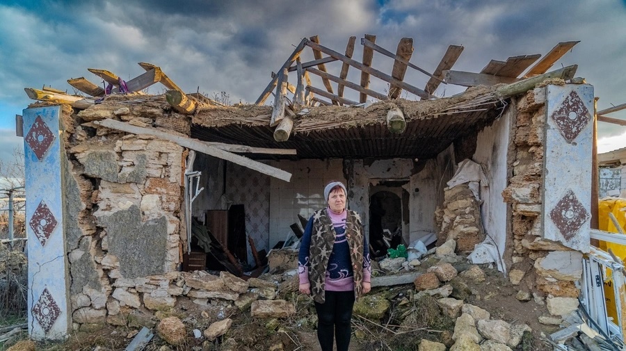 Valentyna Zavadska, 64, bij de resten van haar huis nabij Mykolaiv, dat door artillerie werd vernietigd.