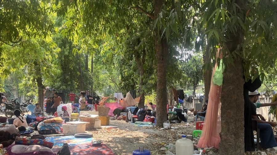 Gezinnen die door de aardbeving van 28 maart uit hun huizen zijn verdreven, zoeken beschutting onder de bomen.