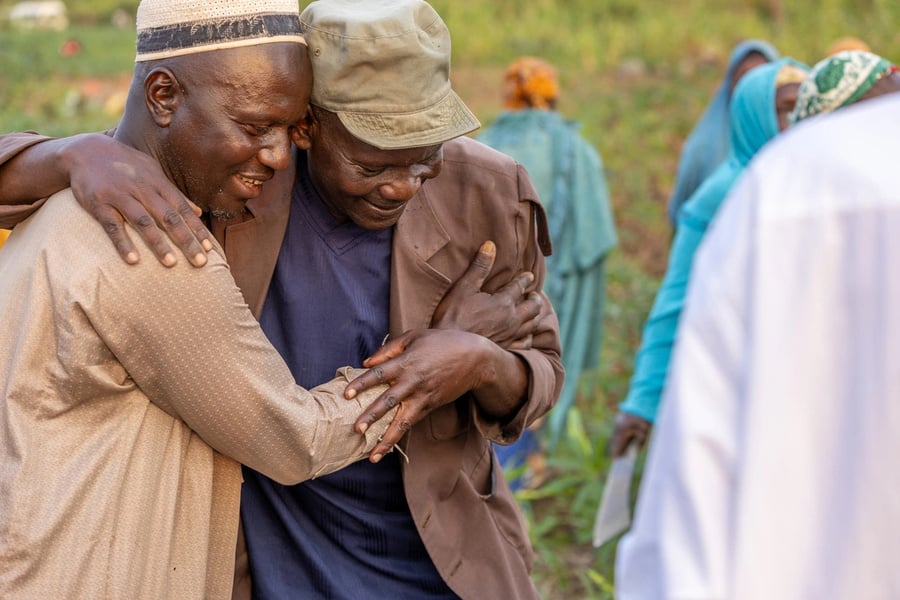 Chef Martin Azia Sodea omhelst een vluchteling uit het dorp Gado-Badzéré in het oosten van Kameroen.
