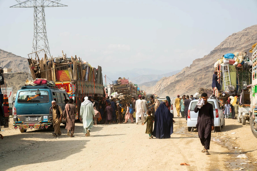 Afghaanse repatrianten steken in september 2025 de grens bij Torkham over vanuit Pakistan, temidden van een grootschalige terugkeer van vluchtelingen uit Pakistan en Iran sinds eind 2023.