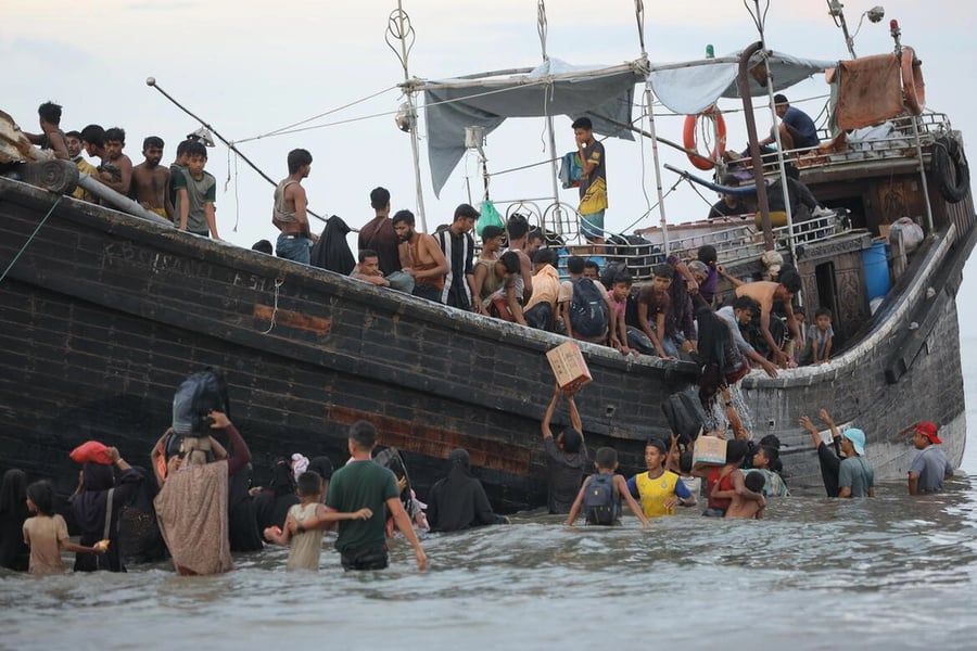 Rohingya-vluchtelingen gaan in november 2023 van boord van een schip in Ulee Madon, in Noord-Atjeh, Indonesië.