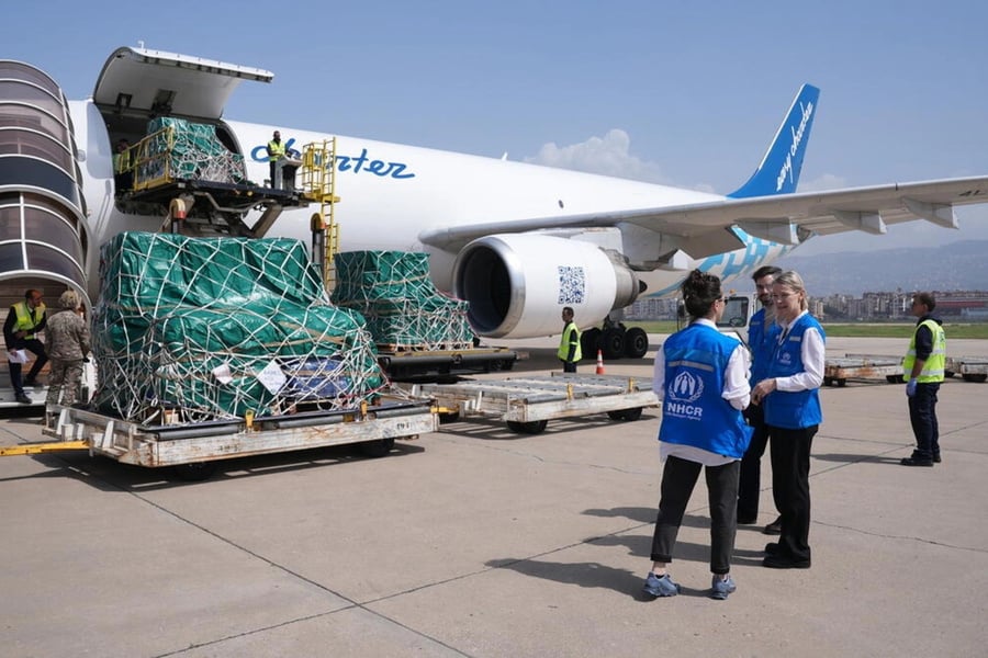 Het UNHCR-team in Libanon ontvangt een luchtvrachtzending met meer dan 11.000 essentiële hulpgoederen.