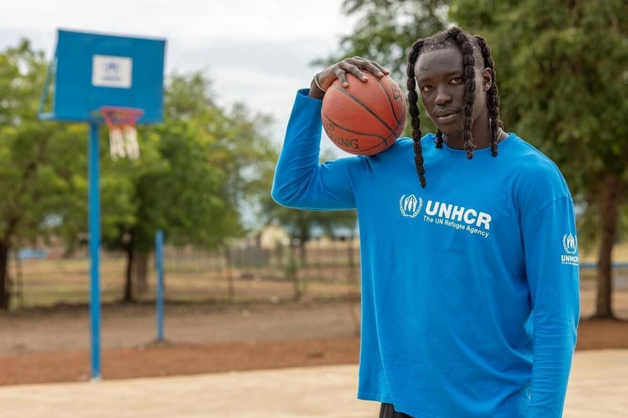 UNHCR-goodwillambassadeur Wenyen Gabriel, een professioneel basketbalspeler en voormalig vluchteling uit Zuid-Soedan, tijdens zijn bezoek aan Maban County, Zuid-Soedan.
