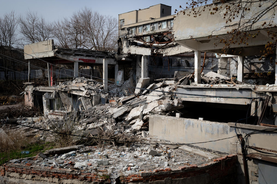Gebouwen liggen in puin na een Russische raketaanval op de stad Dnipro in december 2024.  