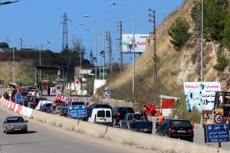 Lebanon. Long queue forms near southern checkpoint