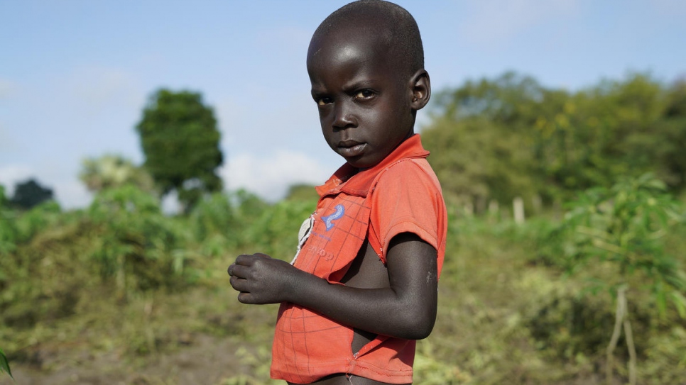 Een van Queen’s kinderen op haar land in Oliji. © UNHCR/Michele Sibiloni