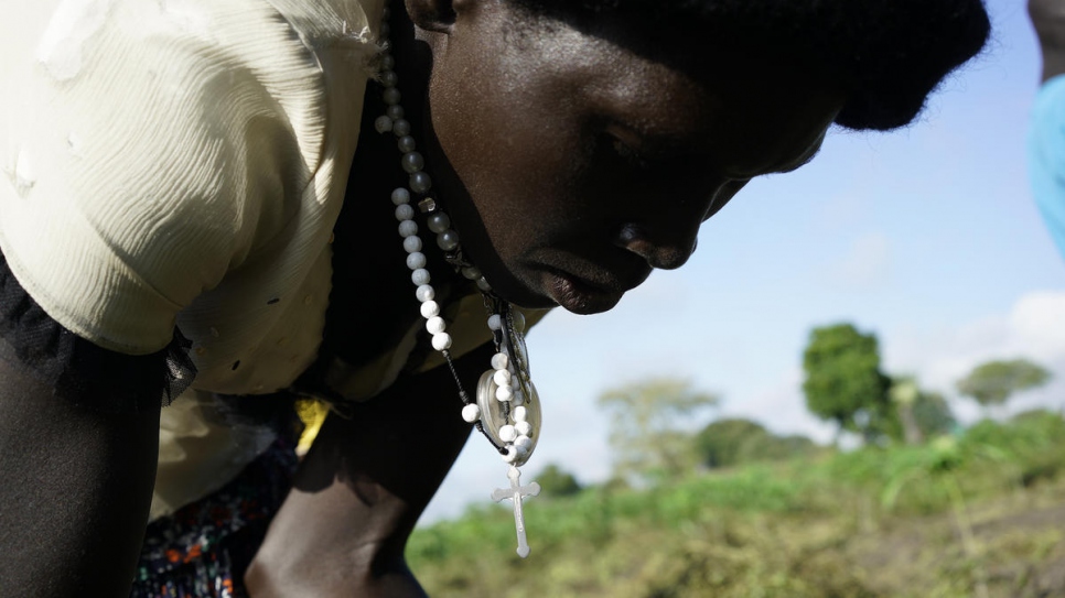 Queen, gevlucht voor conflict in Zuid-Soedan, zorgt voor haar gewassen in Oeganda. © UNHCR/Michele Sibiloni