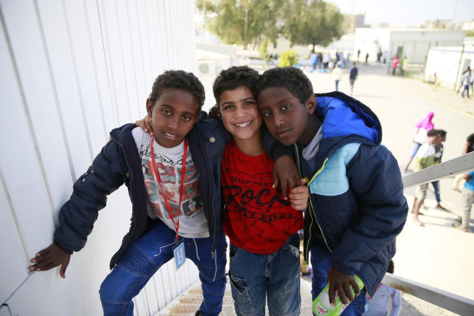 Drie jonge kinderen wachten om te worden geëvacueerd vanuit Libië naar Niger, op de aankomst- en vertrekfaciliteit van UNHCR in Tripoli. © UNHCR/Mohamed Alalem