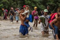 Venezolanen riskeren hun leven voor hulp in Colombia