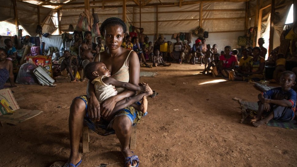 "We zijn hier veilig, maar we lijden. Mijn kind is ziek. We hebben hulp nodig." Jecinta Iyale (18), uit Akwaya in Kameroen, houdt haar kind vast in het Agadom Refugee Settlement in Ogoja, Nigeria. © UNHCR/Will Swanson
