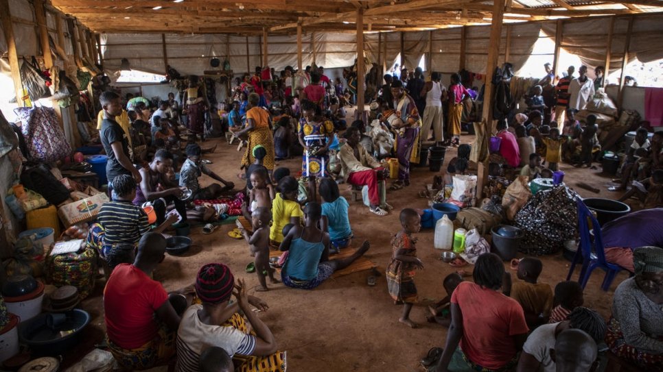 Gezinnen wachten om over geplaatst te worden naar het Agadom Refugee Settlement in Ogoja, Nigeria. © UNHCR/Will Swanson