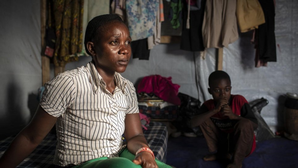 "Dit is de boodschap dat ik jullie met mijn tranen geef. Geef mijn boodschap door dat we lijden.” Rachel Agah, een 27-jarige Engelstalige vluchteling uit Kameroen, zit in haar tijdelijk onderkomen in het Agadom Refugee Settlement in Ogoja, Nigeria. © UNHCR/Will Swanson