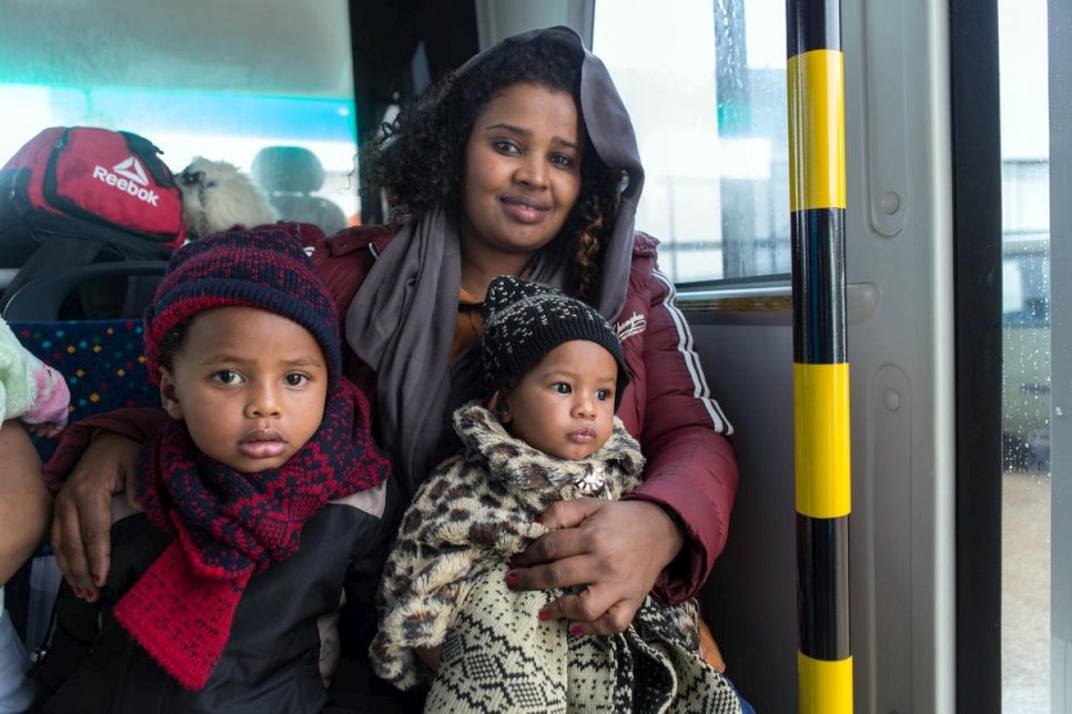Djamila en haar twee kinderen, Mohamed (3) en Nousra (8 maanden), bereikten veiligheid in Italië op 30 mei na bijna twee jaar in detentie in Libië. © UNHCR/Valerio Muscella