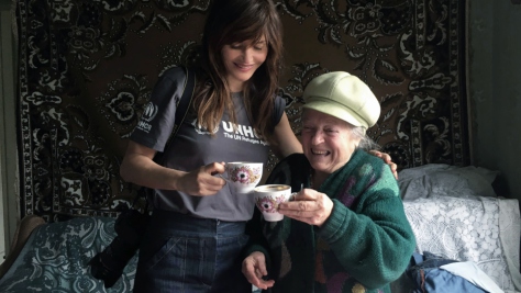 In foto's: Helena Christensen ontmoet ontheemde ouderen in Oekraïne
