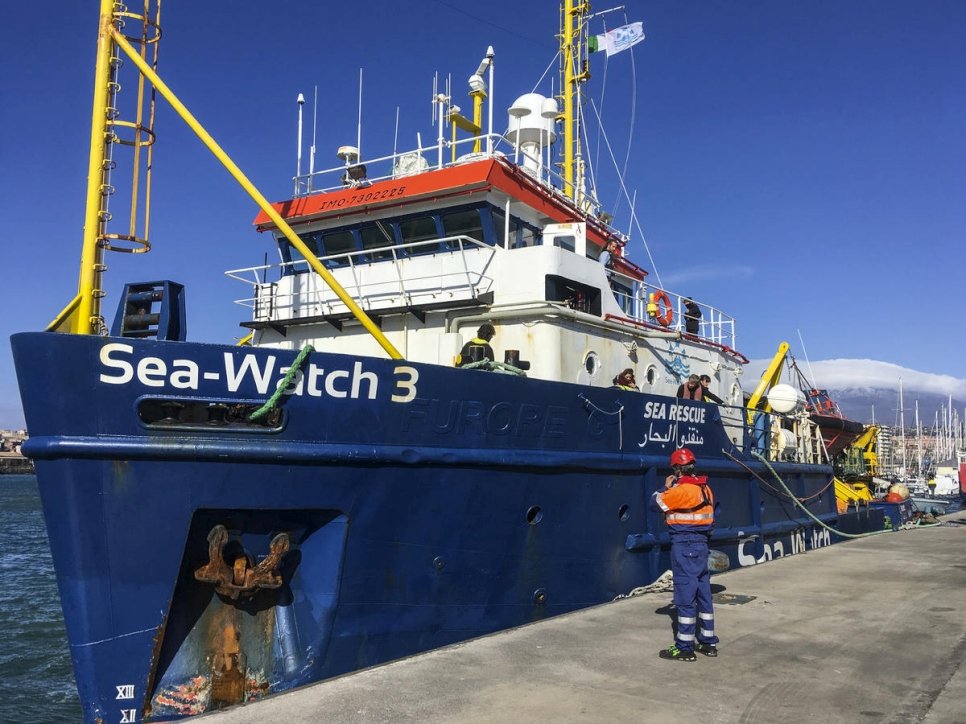 Medewerkers van UNHCR bereiden zich voor op het ontvangen van passagiers die op 31 januari 2019 het schip Sea Watch 3 verlaten in de Siciliaanse haven van Catania. © UNHCR/Alessio Mamo