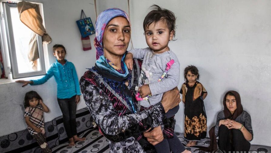 De Syrische weduwe van vijf kinderen Ronia Metwali woont met haar kinderen in vluchtelingenkamp Domiz, in het noorden van Irak. © Andrew McConnell