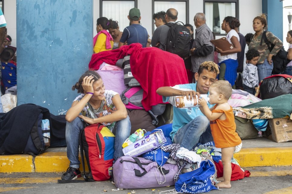 Venezolaanse familie in Ecuador wacht tot ze de grens van Peru kunnen oversteken.
