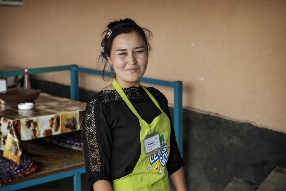 Nazgul Avaz Kyzy, 22, voorheen staatloos, is nu volledig burger van Kirgizië en kan legaal in een plaatselijk café werken. © UNHCR/Chris de Bode